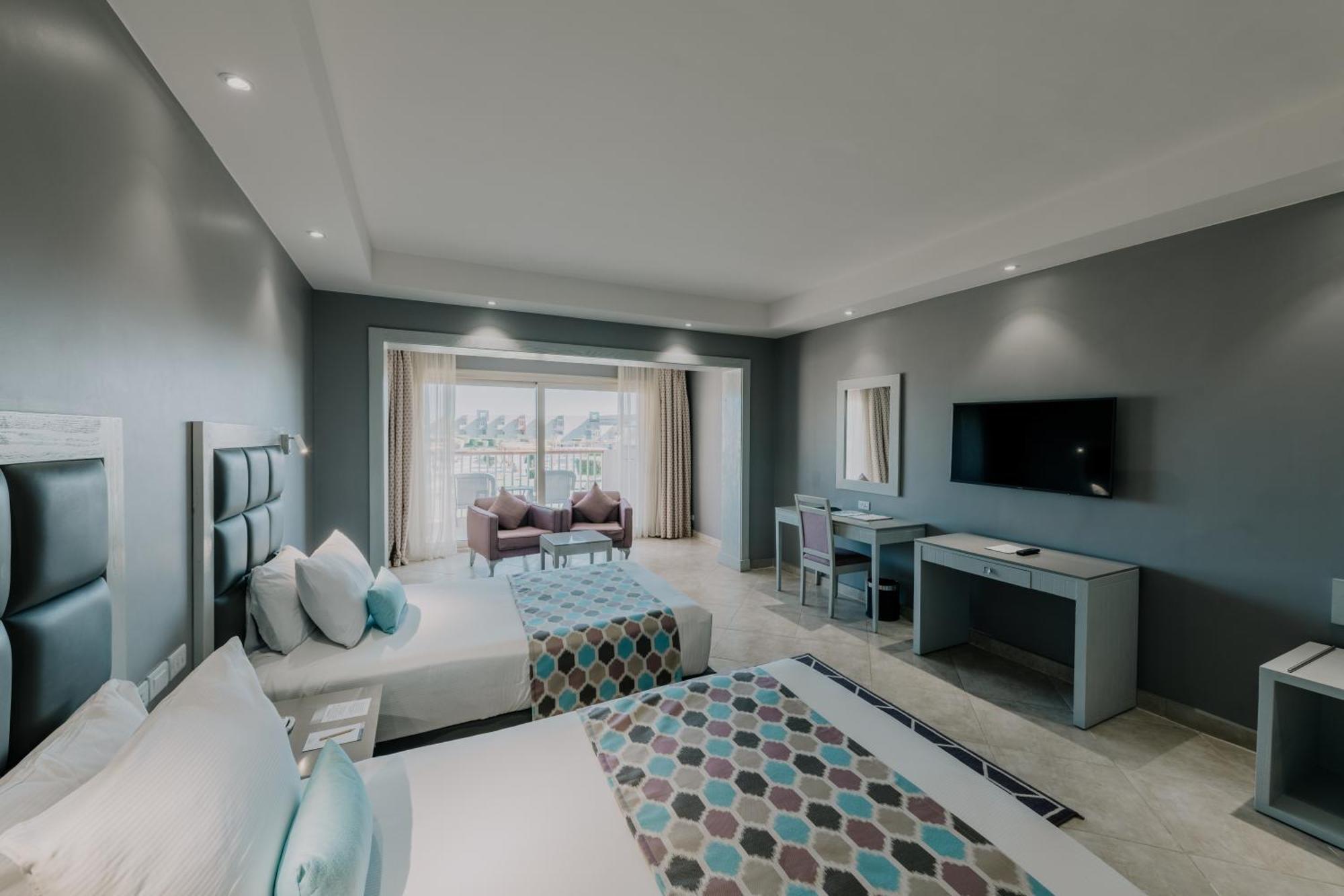 Deluxe Room Pool or Partial Sea View